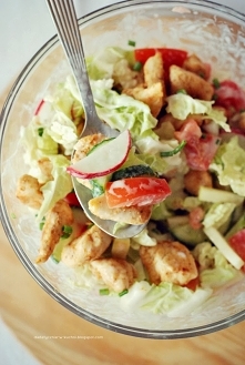 SAŁATKA Z KURCZAKIEM I SŁOD...