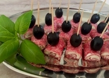 Koreczki salami z serkiem i oliwkami