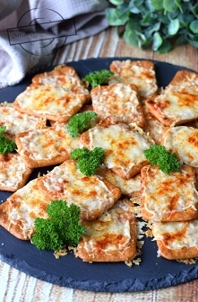 Krakersy z cheddarem - błyskawiczna przekąska