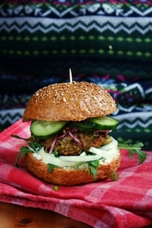 BURGERY Z KASZY JĘCZMIENNEJ, MARCHEWKI I CUKINII