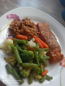 Łosoś z kaszą z suszonymi pomidorami , brokół ,marchew ,kalafior ,fasolka :)