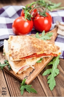 Quesadilla z serem cheddar i chorizo