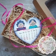 Serce z piernika w kormiw kalendarza na dzień babci i dziadka. Fb: Small Sweet Cookies