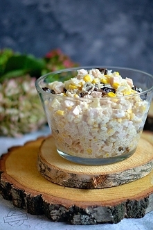 Sałatka z wędzonym kurczakiem i suszonymi śliwkami