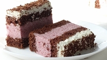 Ciasto jogurtowo-wiśniowe.
Przepis ożywczy jak wiosenne słońce. Delikatna masa jogurtowo – wiśniowa schowana między dwoma płatami ciemnego biszkoptu. Całość zwieńczona chmurką z...