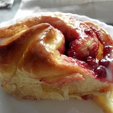 Drożdżówki z żurawiną i białą czekoladą, w sam raz na weekendowe śniadanie lub na podwieczorek.