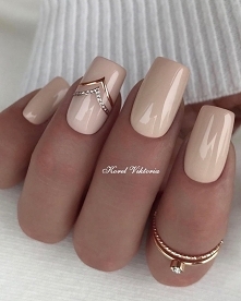 Beżowe paznokcie z błyszczącym akcentem to propozycja która sprawdzi się zawsze i wszędzie! 
