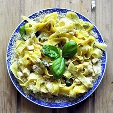 Frastagliate z orzeszkami pinii.