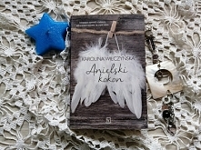 "ANIELSKI KOKON" - Karolina Wilczyńska Pewnego dnia trzydziestoletnia Olga, otrzymała wiadomość na swoją skrzynkę pocztową: „Zostałaś wybrana, by stać się aniołem”