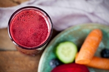 sok z buraka, ogórka i marchewki, z dodatkiem imbiru i borówki