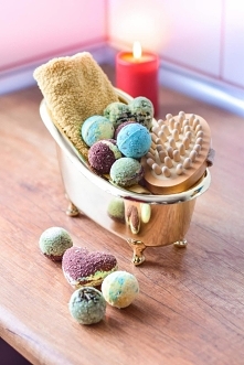 Domowe, musujące kule do kąpieli! Przepis na ich wykonanie po kliknięciu w zdjęcie :)