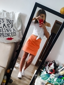 letnia stylówka z neonową spódniczką, więcej na ig asskuuu