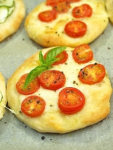 Mini pizze z mozarellą i pomidorkami koktajlowymi