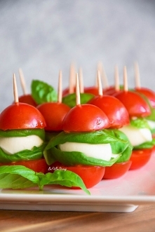Koreczki z pomidorków, mozzarelli i bazylii. Przepis po kliknięciu w zdjęcie.
