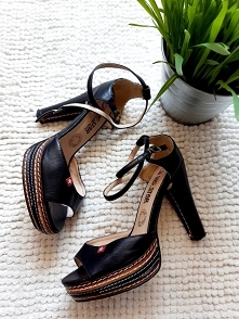 Sandałki na szpilce,czarne, niezniszczone z BIG STAR.
Zapinane na pasku. Fajnie wyglądają do jeansów albo spodni w kant.