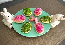 Przepis z: blogzapetytem.pl
Wielkanocne jajeczka faszerowane

Ciekawy pomysł na kolorowe jajka nadziane pysznym farszem, które pięknie zaprezentują się na świątecznym stole. 
Sk...