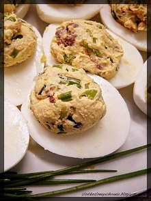 Jajka faszerowane suszonymi pomidorami