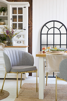 krzesła tapicerowane idealnie się czują w towarzystwie mebli drewnianych meble-woskowane.com.pl