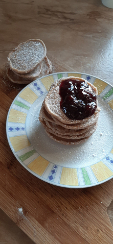 Czekoladowe placuszki z kaszy manny.

Przepis:
-kasza manna ok. 1 szklanka 
-mleko (u mnie 3,2%) 0,5 szklanki
-cukier puder 1 łyżka 
-kakao 0,5-1 łyżka
-proszek do pieczenia 1 ł...