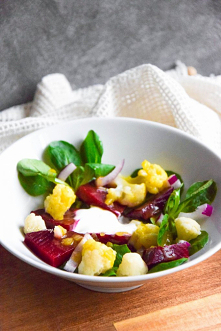 Sałatka z burakiem i kalafiorem z pomarańczowym dressingiem. Przepis po kliknięciu w zdjęcie.