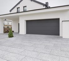 Solidny podjazd, finezyjna ścieżka w ogrodzie, bezpieczne otoczenie basenu czy niepowtarzalny taras z kostki brukowej! To wszystko znajdziesz w Naszych inspiracjach!