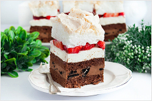 CIASTO OREO Z TRUSKAWKAMI I CZEKOLADĄ