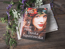 Niesamowicie klimatyczna, pachnąca ziołami, kusząca tajemniczością i magią historia