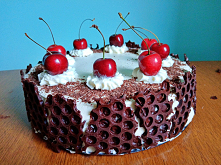 Tort czekoladowo-śmietanowy