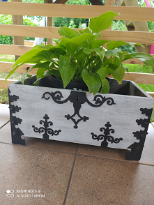 Renowacja starej skrzyni - wykorzystana jako osłonka na doniczke