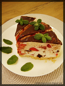 Sernik straciatella z truskawkami