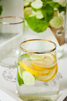 Lemoniada z ogórkiem, cytryną i bazylią to ratunek na wysokie temperatury. Jest pyszna, zdrowa i bardzo prosta w przygotowaniu.