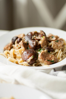 Polędwiczki wieprzowe w sosie grzybowym podane z pełnoziarnistym tagliatelle to obiad, który nigdy nie zawodzi!