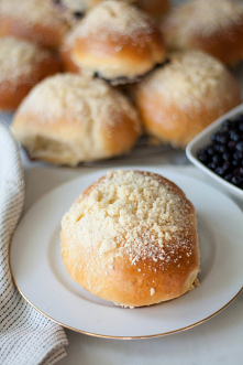 Jest lato, muszą być jagodzianki! Nie znam nikogo, kto nie lubiłby tych słodkich, drożdżowych bułeczek wypełnionych pysznymi owocami. Sama je uwielbiam i aż wstydzę się przyznać...