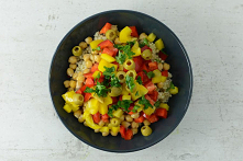 Kasza jęczmienna z ciecierzycą, papryką, oliwkami i natką pietruszki