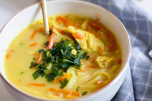 Zupa tajska z kurczakiem, warzywami i makaronem ryżowym to świetny przepis na wykorzystanie resztek kurczaka.