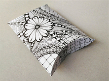 Ozdobne pudełko poduszka z wzorami Zentangle. Szablon do pobrania.