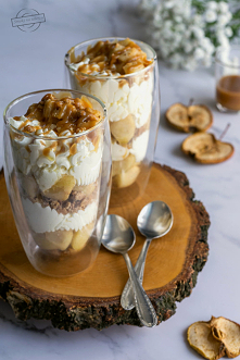 Deser szarlotkowy - karmelizowane jabłka ze śmietaną