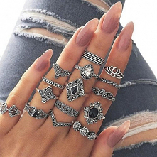 Zestaw piętnastu pierścionków z cenie 14,70 zł.Kliknij w zdjęcie, aby przejść do sklepu Silvona.pl.