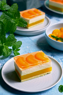 Biszkopt z musem pomarańczowym i cytrynową pianką