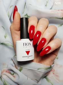 Wiśniowe Nadzienie to bordowy lakier hybrydowy który doskonale akcentuje seksapil oraz kobiecość! Wybierz go jeżeli planujesz randkę, lub gdy uwielbiasz wyglądać ponętnie na co ...