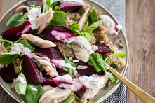 Sałatka z makrelą, burakiem, komosą ryżową i dressingiem z rzodkiewki