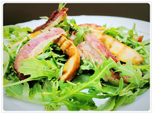 Rukola z gruszką i boczkiem