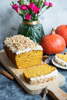 Puszyste, wilgotne ciasto z dyni z kremem cynamonowym
