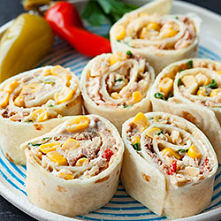 ROLADKI Z TORTILLI Z TUŃCZYKIEM I KUKURYDZĄ
Z marynowaną ostrą papryczką