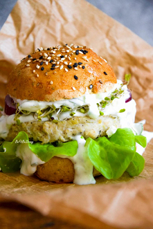 Burgery z indyka z fetą i sosem tzatziki. Przepis po kliknięciu w zdjęcie.