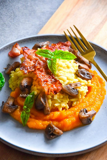 Risotto z ricottą i pieczarkami z dyniowym purée. Przepis po kliknięciu w zdjęcie.