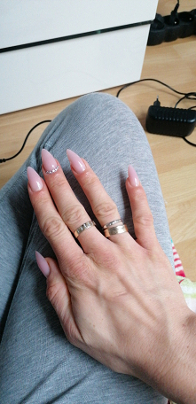 Kiedy sama ratujesz paznokcie hehehe... Skończyłam na bordo bo tutaj było widać niedoskonałości 5.11 #paznokcie #kwarantanna #sama w domu