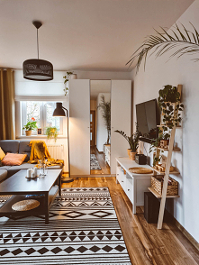 Przytulny salon z dodatkami z NASZE DOMOWE PIELESZE:
oliwkowe zasłony
białe rolety rzymskie
poszewki na poduszki w kolorze musztardowym
drabinka - regał Naturalna Danusia