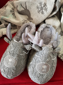 Kapcie damskie zimowe z reniferem. Kapcie świąteczne na prezent. Prezenty pod choinkę. Prezent od Mikołaja. lejdi.pl