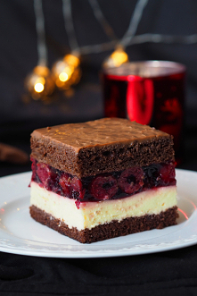 Ciasto Wiśniowa fantazja.
Wiśniowa czyli wiśnie muszą być. Ale i fantazja, więc fantazyjny biszkopt przełożony bajeczną masą budyniową. A po złożeniu wychodzi fantastyczne ciast...